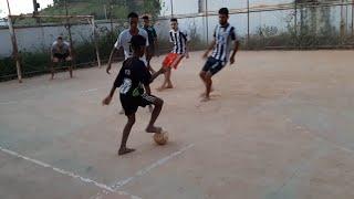 Juninho jogando bola com gente grande na quadra