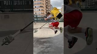 КУРЬЕР КАТАЕТСЯ НА САМОКАТЕ?!? #bmx #самокат #max0am #юмор #трюки #скейтпарк #трюковойсамокат