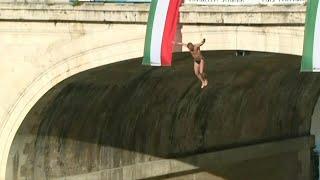 Italians jump into the Tiber in New Year's day tradition | AFP