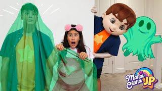 Maria Clara e JP brincam de esconde-esconde com capa mágica
