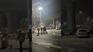 11月10日，河南郑州各个路口都有警察执勤，无法骑单车的学生们挥舞国旗，选择跑步去开封。