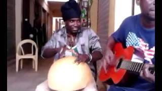 Calebasse démonstration 1 - Heavy Man Ibou et Lamine Bass à la guitare