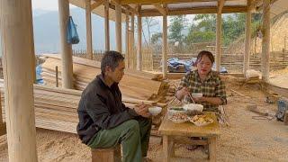 Cook a delicious lunch eat with carpenter,Planing and assembling wooden panels for windows and doors