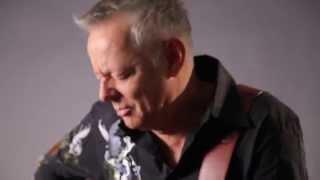 Tommy Emmanuel plays Travelling Clothes – Tones For Tache Day 17