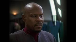 Garak proposes that Sisko invite Senator Vreenak to DS9