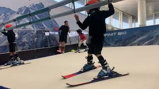 Así de rápido se aprende a esquiar en una pista sin nieve