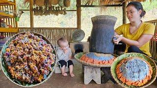 My son and I went into the forest to pick ingredients to make colorful Sticky rice to sell.