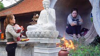 Heartwarming Story: Wandering Girl Finds Peace While Helping and Cleaning Up a Temple After a Storm