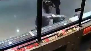  صاحب محل الذهب هذا ما قصر ، عمل لمحله زجاج مضاد للكسر ومضاد للرصاص حتى والمشكله بالموظفات 