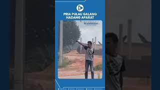 Pria Pulau Galang Hadang Aparat