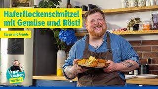 Vegan kochen mit Timo: Haferflockenschnitzel mit cremigem Erbsen-Möhren-Gemüse und Rösti