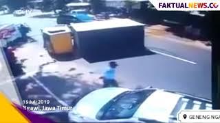 Terekam CCTV Kecelakaan Truk Box Hingga Terguling di Ngawi