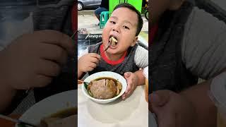 Elzio liat mama baaaa, ada marcello makan bakso raksasa ⁉️ #mukbang #bakso