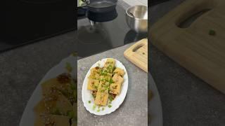 Жареный тофу с заправкой из соевого соуса, терияки и чеснока #тофу #рецепт #еда #закуска #терияки