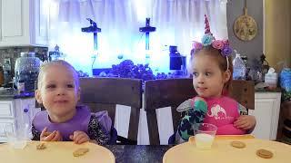 Twins try girl scout cookies