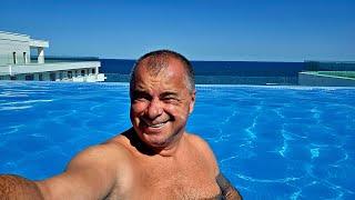 De la cazare la cort - la cazare premium cu infinity pool  în Mamaia Nord!