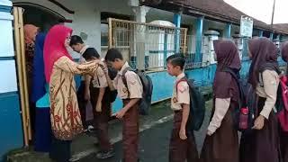 penyambutan siswa dan siswi yang sedang berangkat sekolah