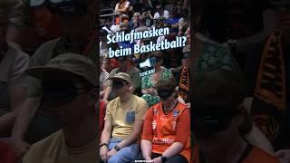 Warum trägt das Publikum hier Schlafmasken?  | Sportschau