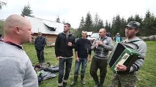 Гуцульські музики на полонині співають коломийки. Гуцулка до співання в Карпатах.