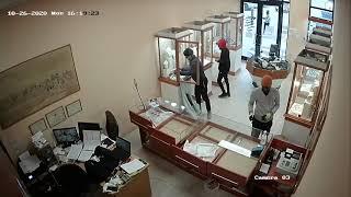 Brazen jewellery store robbery at Salt Rock sees robbers clean out store in 9 minutes and 50 seconds