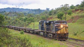 Trem de carga geral muito pesado com duas Locomotivas AC44i subindo forte rampa na Ferrovia do Aço