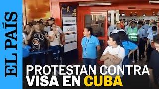 CUBA | Pasajeros inconformes en el Aeropuerto de La Habana protestan contra Wingo | EL PAÍS