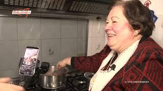 Prepara gli arancini siciliani per la madre 95ene, l'assaggio della signora Iolanda a fine video