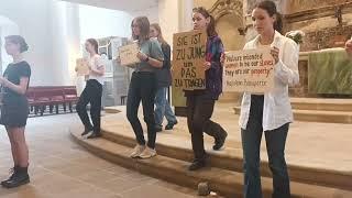 Performance der Schülerinnen des Evangelischen Gymnasiums Tharandt