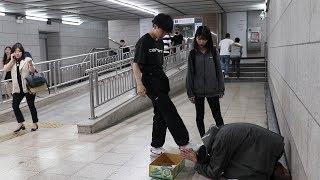 (실험카메라) 지하철 노숙자의 돈을 뺏는다면??