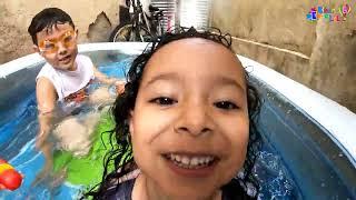 Ethan e Lolo Brincando na Piscina Mergulhando com a GoPro - Vídeo para Crianças Pool Party for kids