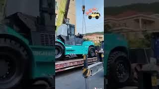 25 ton forklift is loading