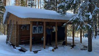 В этой избе как дома. Поехали отдыхать и рыбачить в тайгу. На реке народу как в посёлке.