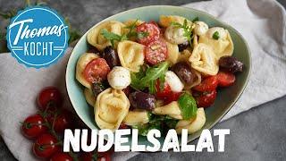 Nudelsalat mediterran mit Tomaten und Mozarella / Tortellinisalat