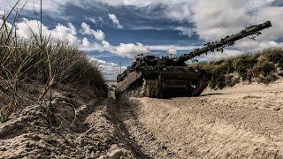 Leopard 2A7's in the sand dunes - LEOPARD 2A7 TANK - Danish army