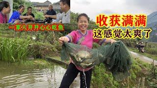 燕子去抓魚收穫滿滿，農家小院又燃起人間煙火，一家人開心的吃魚