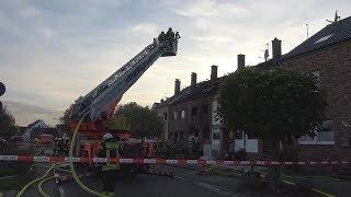 Vollbrand eines Reihenhauses - 2 Verletzte in Köln-Roggendorf am 19.10.17