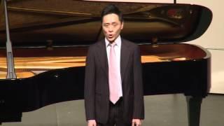 Ronald Lam singing "Alma del core"