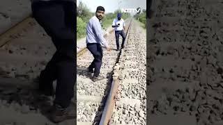 Vande Bharat Train Driver ने Rajasthan में पटरी पर पत्थर, रॉड देखी, Emergency Brake लगाए