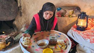 Grandma: A true warrior: from the cave to the bottom of the mountain to carry cement blocks