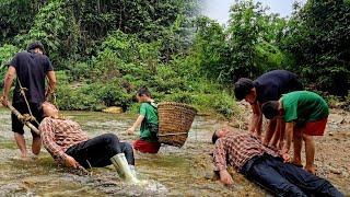 Dinh lay unconscious on the stream bank, luckily Thien and the deaf and mute boy arrived in time