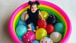 Baby amira  playing with colored balloons - Adel et sami