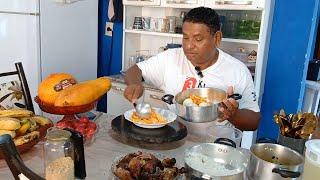 HOMEM GULOSO Mostrando Seu Almoço de Hoje Uma Delicia de Comida Veja Prato Cheio de Misturas