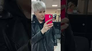 Трудно быть девушкой, все время надо придумывать какие-нибудь капризы 