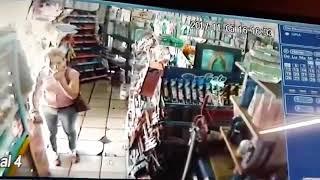 Un hombre y una mujer armados roban tienda en colonia lagos de oriente den gdl