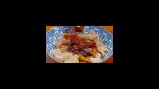 把雞胸肉放入滾燙的油鍋中，出鍋就變美食  Put the chicken breast into the oil pan and become a delicacy