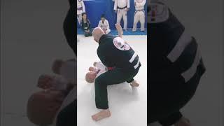 #jiujitsu Passagem de Guarda dominando a Gola e a Perna. #shorts #bjj #drill #brazilianjiujitsu