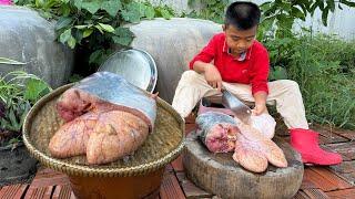 Country chef cook big fish with fish eggs for mother - Chef Seyhak