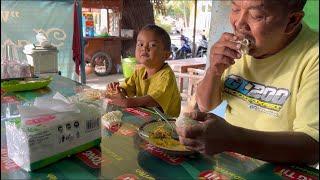 ENAK E NDELOK ANAK KARO BOJO KU SARAPAN NGENE DINO IKI AWAKMU PODO SARAPAN KARO OPO NGGER