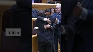 Emotivo abrazo entre un senador valenciano del PSOE y otro del PP por la tragedia de la DANA #Abrazo