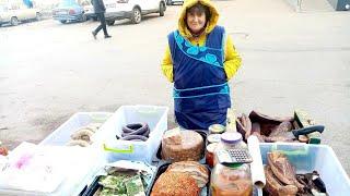 Жінка в селі продає ковбасу, а гроші віддає для ЗСУ
